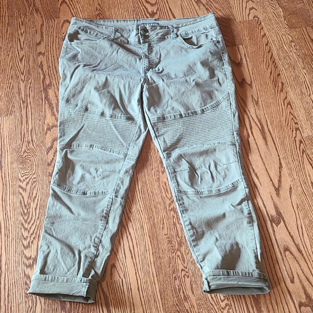Jack David size 22 capris